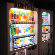ジュースとお酒の自動販売機