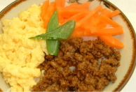 三色丼(肉そぼろ)